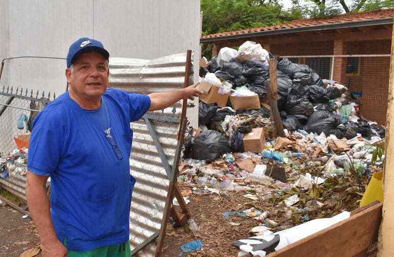 El encargado de la basura patológica del hospital, Jorge Villalba, señalando el monticulo de basura acumulada.