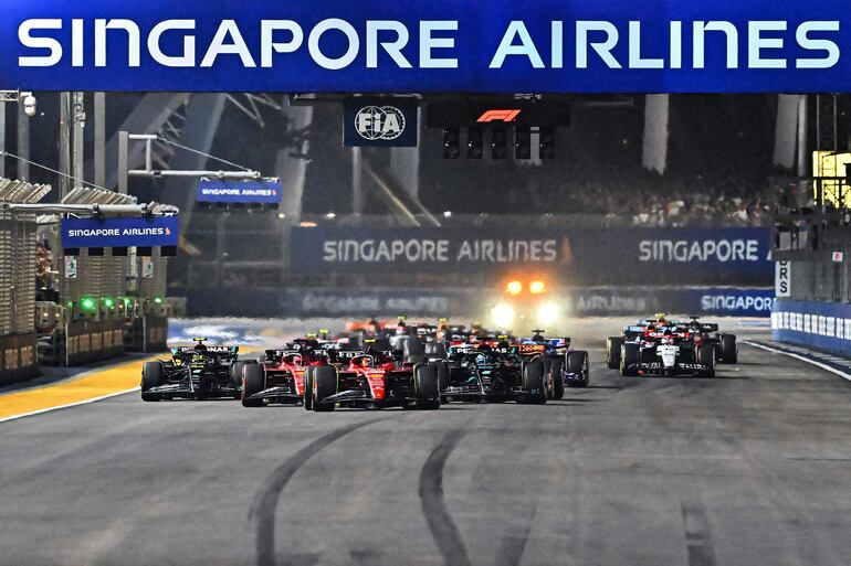 El Ferrari del español Carlos Sainz Jr (c) durante la partida del Gran Premio de Singapur en el Circuito Urbano Marina Bay, en Singapur.