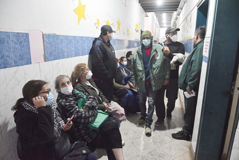 Pasillos llenos de pacientes en el Hospital General Barrio Obrero, de Asunción.