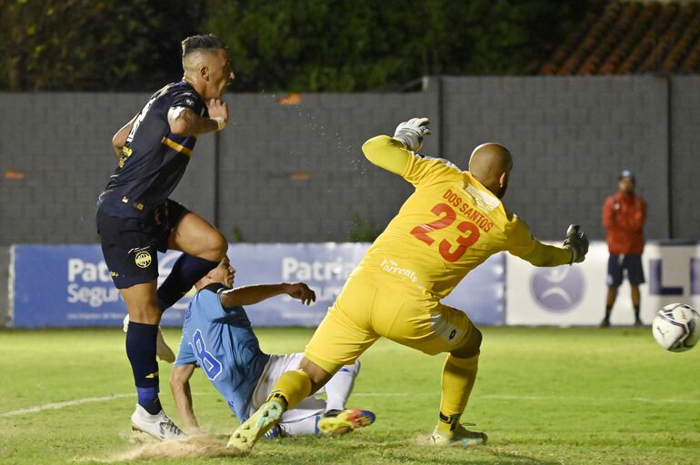 Lucas Barrios (38) puntea el balón para abrir el marcador. La Pantera abrió el camino al triunfo de Triqui ante Resistencia.