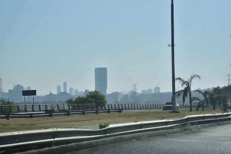 Mucho humo en el ambiente y focos de calor activos en la zona de la Costanera de Asunción.