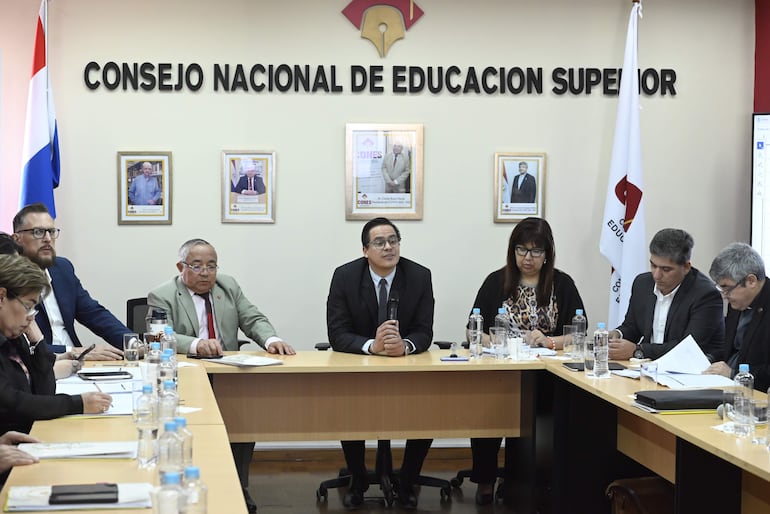 El viceministro de Educación Superior, Federico Mora, presidiendo el Cones.