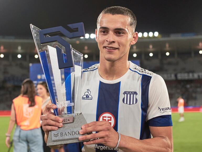 El paraguayo Ramón Sosa, con el trofeo de la "Figura del partido", después de un partido de Talleres de Córdoba con Rosario Central en el estadio Mario Alberto Kempes, en Córdoba.