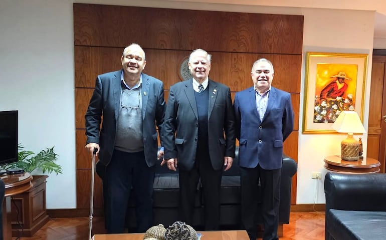 El directivo de la ARP, Osvaldo Osnaghi, con el Dr. Luís María Benítez Riera, presidente de la Corte Suprema de Justicia, entre otros.