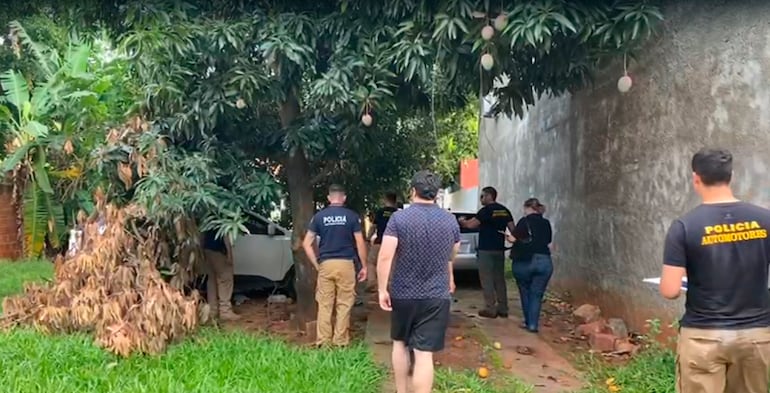 En la casa  allanada ayer en Luque, se  encontraron dos vehículos robados del barrio Villa Morra y las  placas de la camioneta robada a un diputado, en el barrio Herrera. Los tres vehículos fueron robados el viernes último.