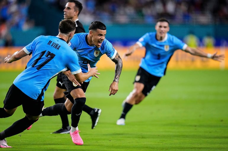 Uruguay derrotó 3-1 a Panamá en Miami