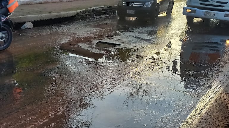 El registro de la Essap colapsó e inunda la avenida de San Antonio y un olor desagradable cubre toda la zona.