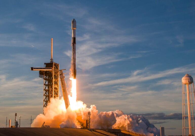 Fotografía tomada de la red social X de la cuenta oficial SpaceX (@SpaceX) del cohete Falcon 9 despegando en Cabo Cañaveral (Estados Unidos). El SpainSat NG I, el innovador satélite español que ofrecerá comunicaciones seguras a las Fuerzas Armadas de España, pero también a la Unión Europea y a la OTAN, despegó desde Cabo Cañaveral (Florida) en un cohete Falcon 9 de SpaceX, la empresa de Elon Musk.