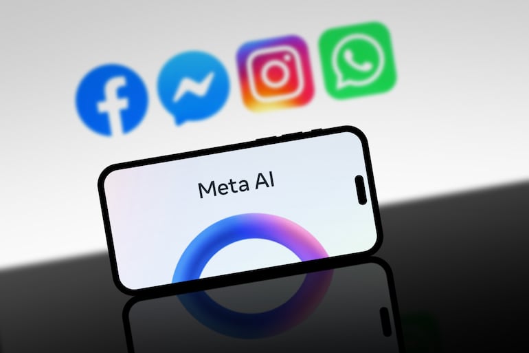 "Meta AI" es caracterizado por un anillo que se puede encontrar tanto en WhatsApp como en Instagram.