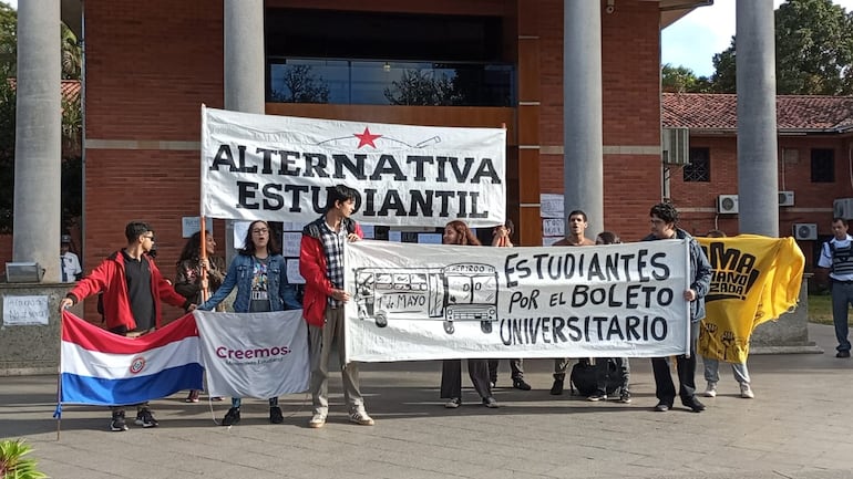 La Federación de Alianza Estudiantil levantó la vigilia frente al Rectorado y anunciaron nuevas medidas.