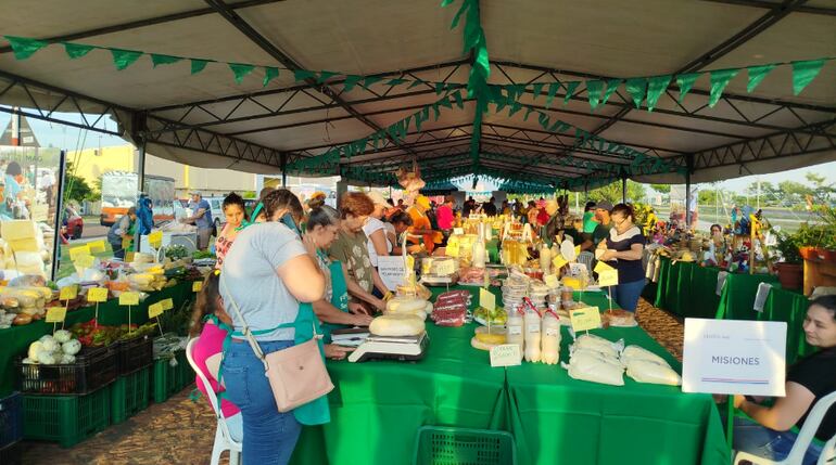 Feria de la agricultura familiar en la Costanera de Asunción.