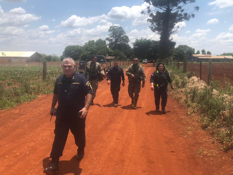 El comisario general inspector Feliciano Martínez, director de Policía de Alto Paraná, en la zona del secuestro del colono brasileño, en Santa Fe del Paraná.