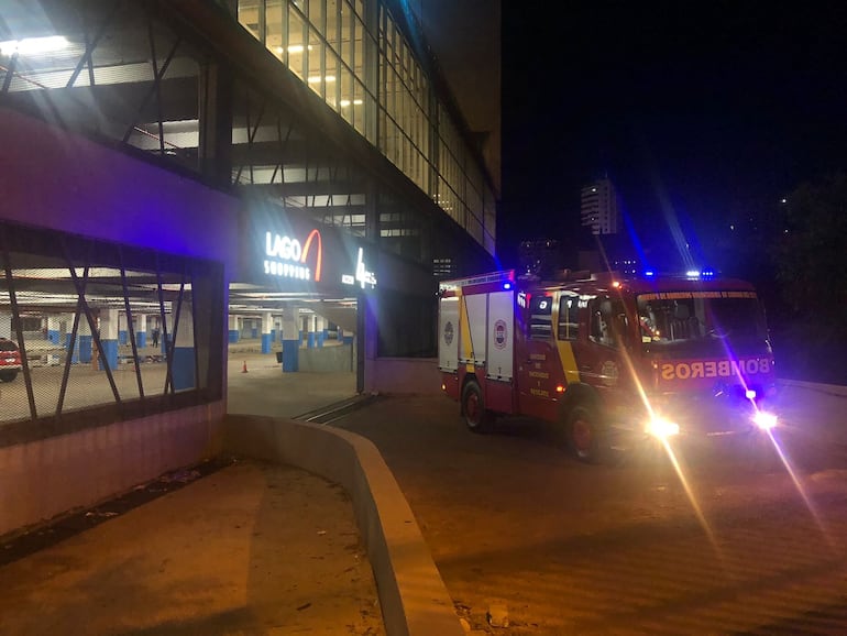 Bomberos voluntarios llegaron al sitio para sacar los vehículos del estacionamiento.