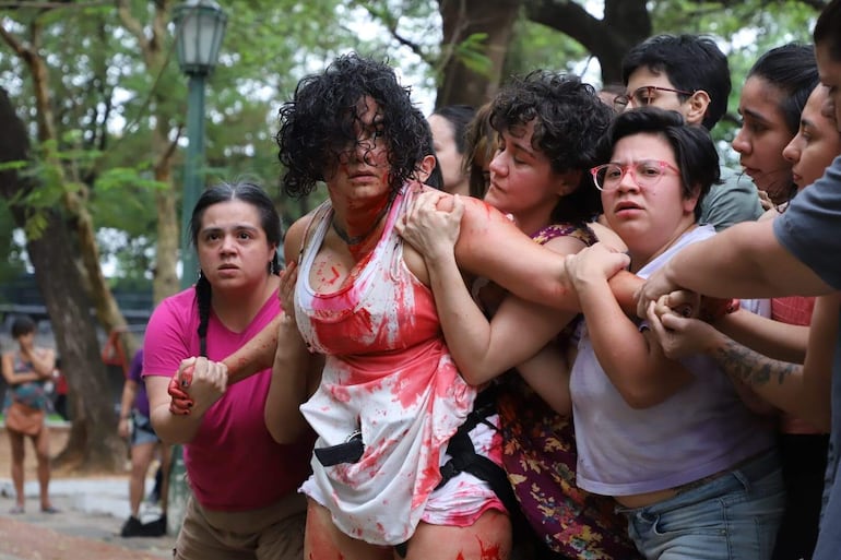  Marcha 25N contra la violencia hacia la mujer. Representación artística de la violencia de género.