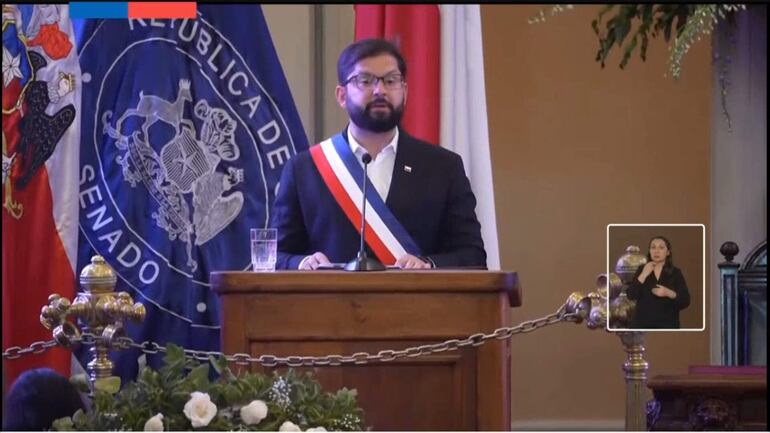 Fotograma tomado de la transmisión oficial de una ceremonia de cuerpo presente con el fallecido expresidente Sebastián Piñera que muestra al presidente de Chile, Gabriel Boric, mientras pronuncia un discurso hoy, en la sede del antiguo Congreso Nacional, en Santiago (Chile). Boric, definió este viernes al expresidente Sebastián Piñera como un líder que "abrió camino a una derecha moderna y democrática" y aseguró durante su funeral de Estado que el exmandatario fallecido en un accidente de helicóptero "jamás se restó a brindar consejo, a pesar de las públicas diferencias que hayamos tenido en el pasado". EFE/ Cortesía Presidencia de Chile/SOLO USO EDITORIAL/SOLO DISPONIBLE PARA ILUSTRAR LA NOTICIA QUE ACOMPAÑA (CRÉDITO OBLIGATORIO)