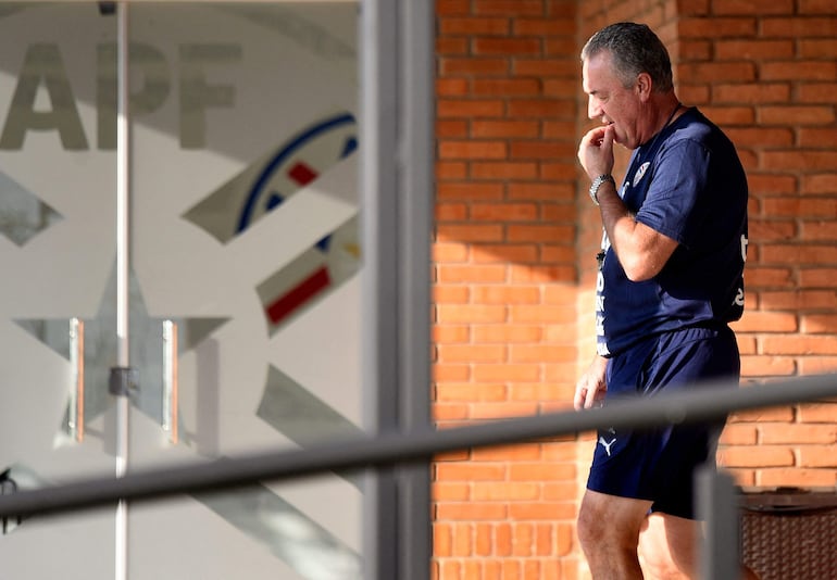 Gustavo Alfaro, entrenador de la selección de Paraguay, camina rumbo al campo principal del Centro de Alto Rendimiento, en Ypané. 