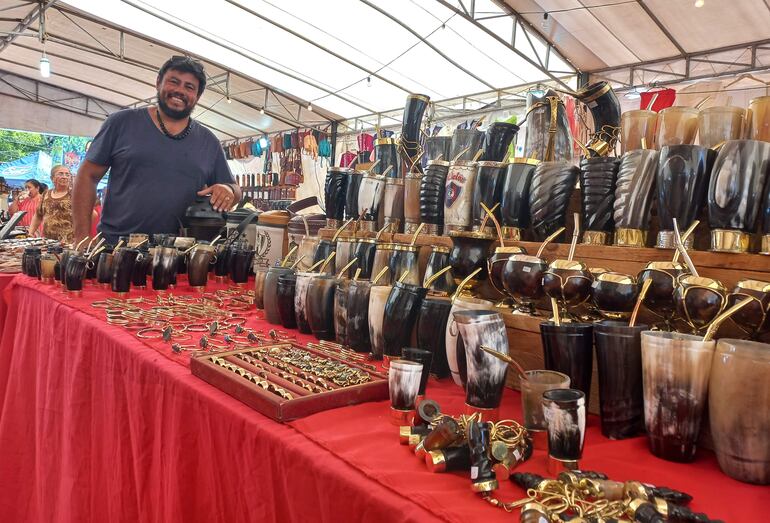 Fotografía del puesto de venta de recipientes durante el Día del Tereré en la plaza de la Democracia, escenario de la Expo Tereré 2023 en Asunción (Paraguay). Con actividades para incentivar el consumo y mantener viva la tradición, Paraguay celebró la bebida preparada a base de yerba mate, hierbas medicinales y agua fría, que tradicionalmente ayuda a apaciguar el calor en los días del verano en el país. EFE/ Laura Barros.