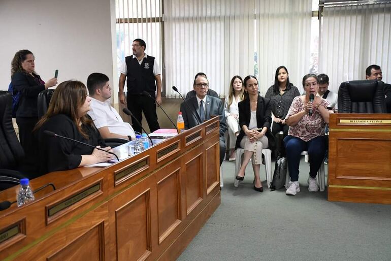 En la sesión de la Junta Municipal de Asunción, acudieron la directora municipal Ana Morel (disertando) y autoridades del MOPC y MUVH.