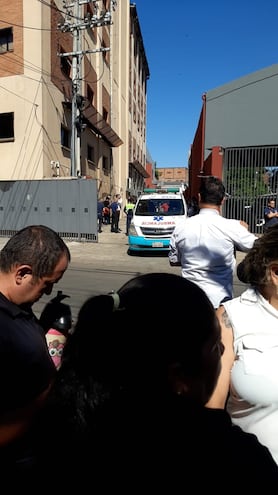 Funcionarios de Registros Públicos tuvieron que evacuar debido a una explosión esta mañana.