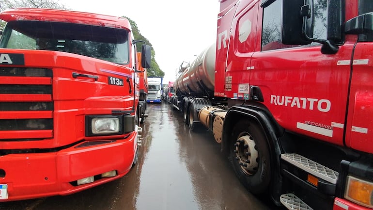 En varios trayectos de la ruta PY02, sentido CDE-Brasil los camiones se estacionan en doble fila.