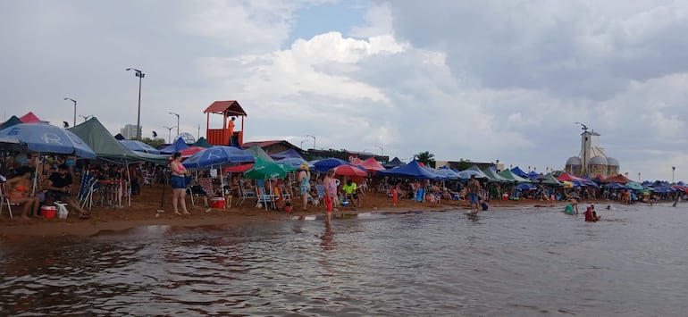 Lluvias en Encarnación no aguaron los planes de playa