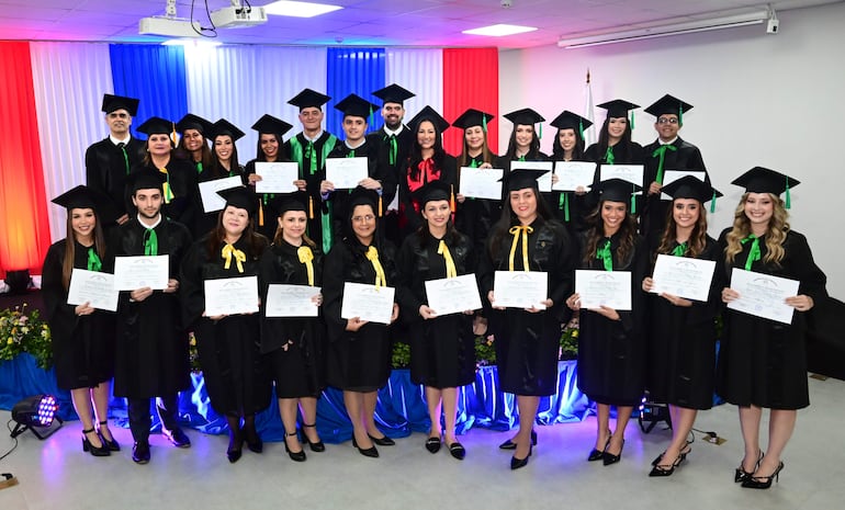 Directivos y nuevos profesionales egresados de la Universidad San Ignacio de Loyola.