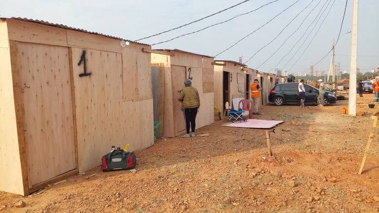 Familias afectadas por el incendio en Costanera son reubicados en un refugio de la zona.