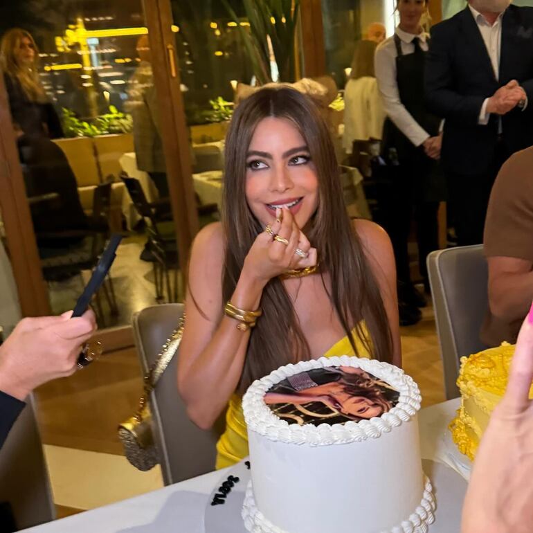 ¡Divina! Sofía Vergara probando su torta de cumpleaños. (Instagram/Sofía Vergara)