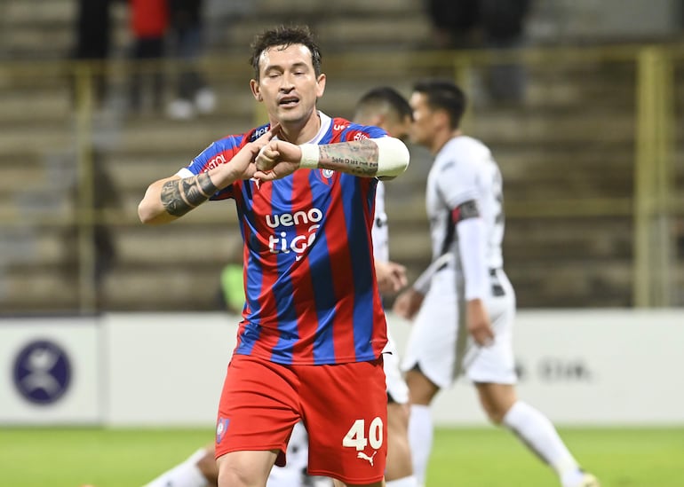 Fernando Fernández, jugador de Cerro Porteño, celebra un gol en el partido frente a Tacuary por la séptima fecha del torneo Clausura 2024 del fútbol paraguayo en el estadio Villa Alegre, en Encarnación.