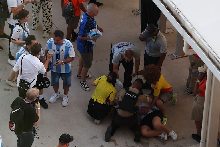 El ingreso al Hard Rock Stadium para la final de la Copa América 2024 fue desbordado por hinchas colombianos y argentinos, obligando al retraso del inicio del partido entre Argentina y Colombia. 