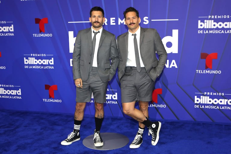 El dúo venezolano Mau y Ricky posando en la alfombra azul de los premios Billboard de la Música Latina. Los hijos de Ricardo Montaner llegaron con sus particulares trajes grises con pantalones cortos. (EFE/ Marlon Pacheco)
