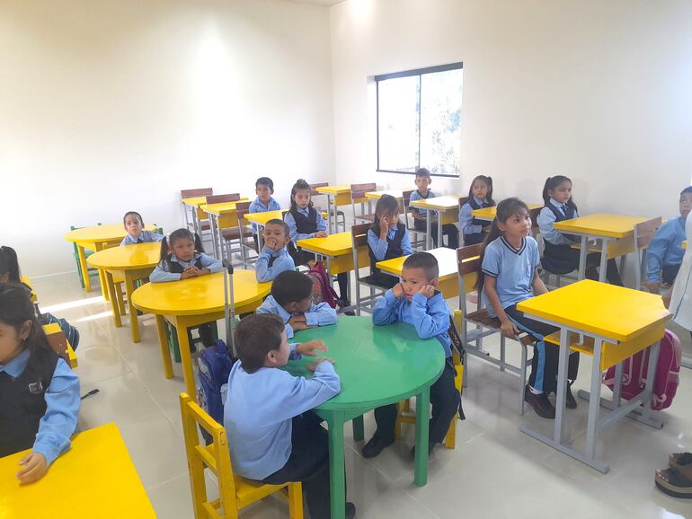 Los alumnos disfrutan dentro de las aulas renovadas de la escuela San Miguel.