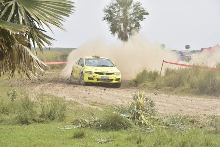 Orlando Benítez y Carlos Duarte (Honda Civic) vencieron en la RC4B. 