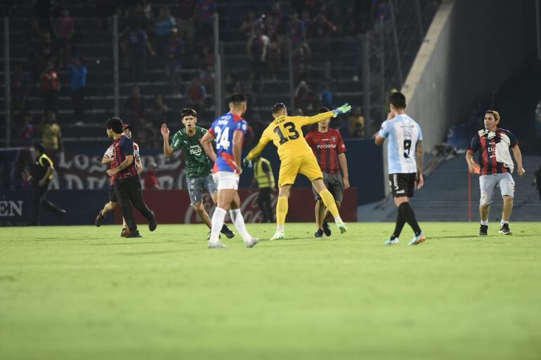 Momento en el que los hinchas de Cerro Porteño invadieron el campo de juego, durante la derrota ante Guaireña.