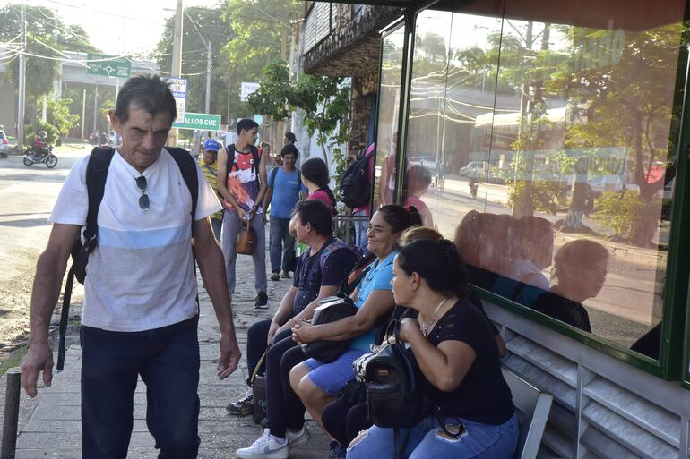 Las pocas paradas que se tienen ya no pueden resguardar a la gran cantidad de pasajeros que esperan buses por las reguladas.