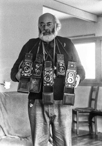 Adolfo Kamisky con sus cámaras Rolleiflex, París, 1997