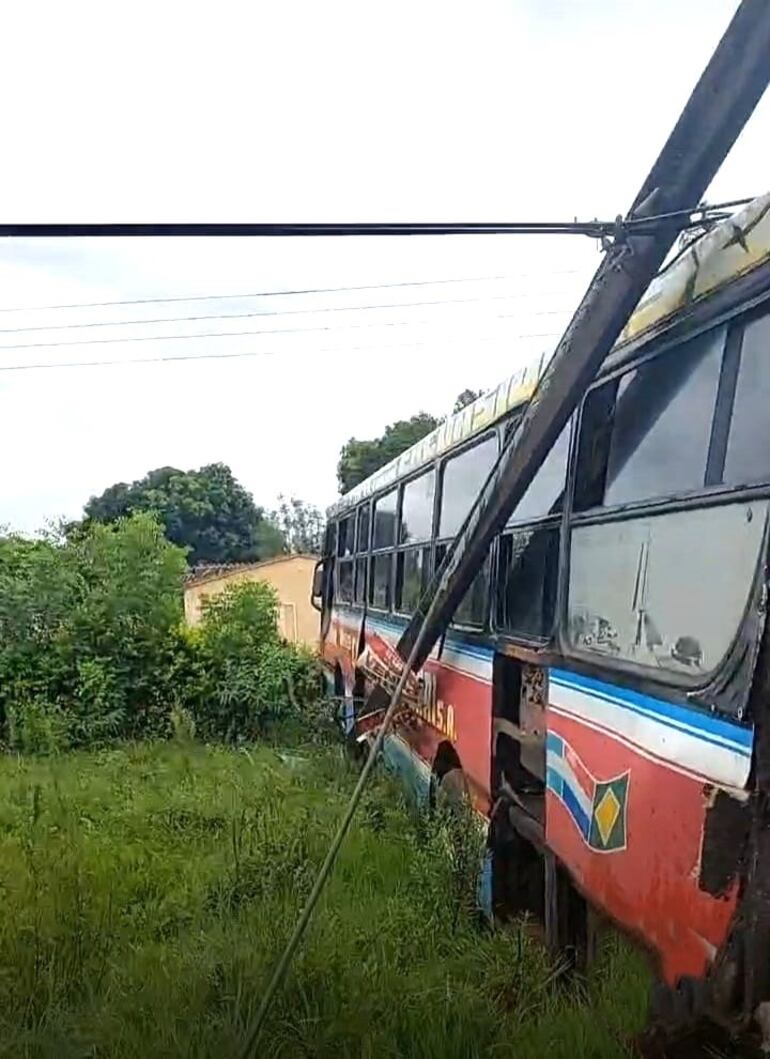 La empresa de transporte de Paraguarí al recibir el impacto fue a embestir por una columna de Copaco.