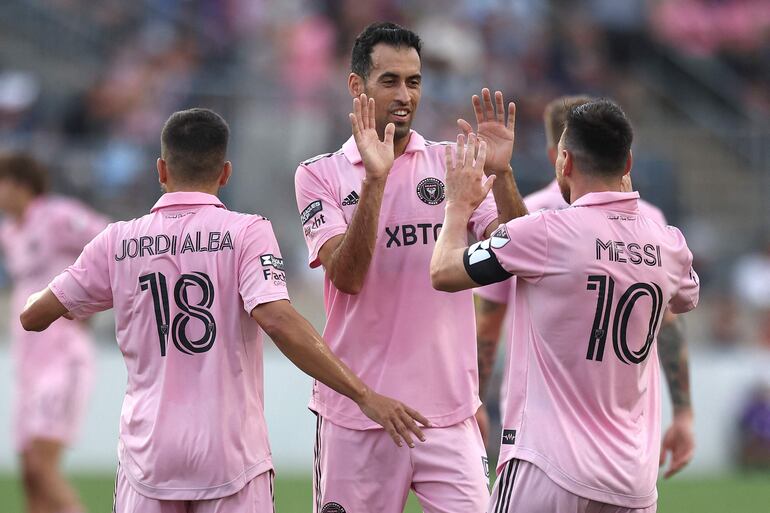 Sergio Busquets (c), con Jordi Alba y Lionel Messi en un partido del Inter Miami.