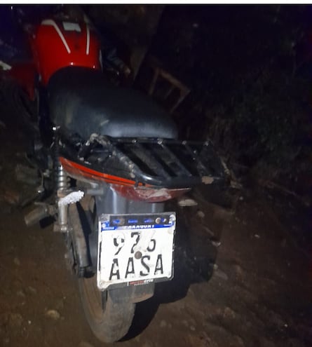 La motocicleta fue encontrada al lado de la víctima, sin indicios de haber sido atropellada por otro vehículo.