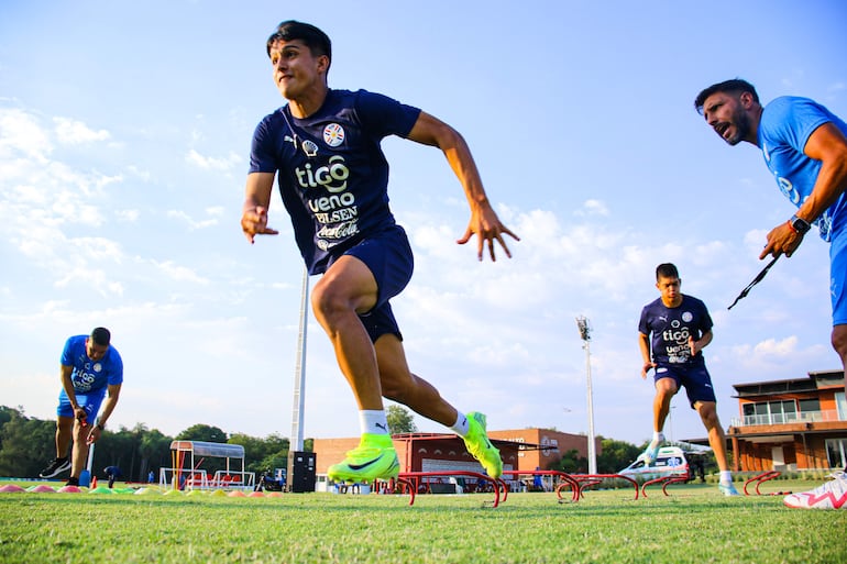 César Eduardo Miño Amarilla (uno de los varios convocados de Guaraní) arremete en lo físico, en la mañana del domingo en la última práctica antes del viaje de la Sub 20.