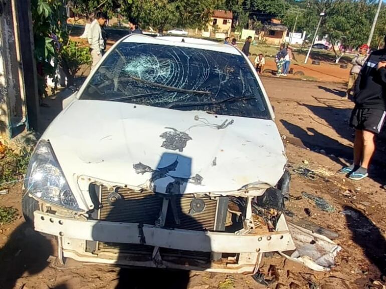 Así quedó el auto con el que Osvaldo Luis Zaracho embistió en reiteradas ocasiones a su expareja en Lambaré.