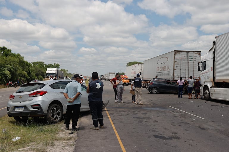 Personas observan el accidente en la ruta que conecta Paraguay con Argentina, este viernes en José Falcón (Paraguay). 
