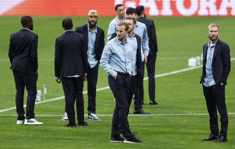 Los jugadores del Bayern Múnich realizan el reconocimiento del estadio Santiago Bernabéu en la víspera del partido contra el Real Madrid por las semifinales de la Champions League. 