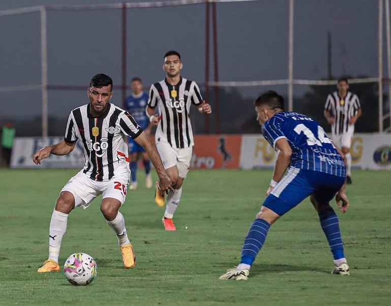 El liberteño Antonio Bareiro intenta controlar el balón ante la marca del solense Fernnando Díaz, durante el partido jugado anoche en Carapeguá.