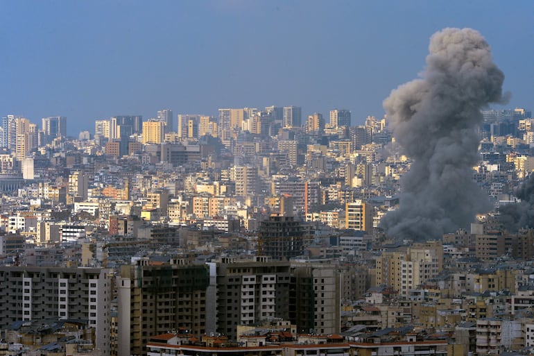 El humo se levanta tras un bombardeo israelí en el distrito de Dahieh, en Beirut, Líbano.