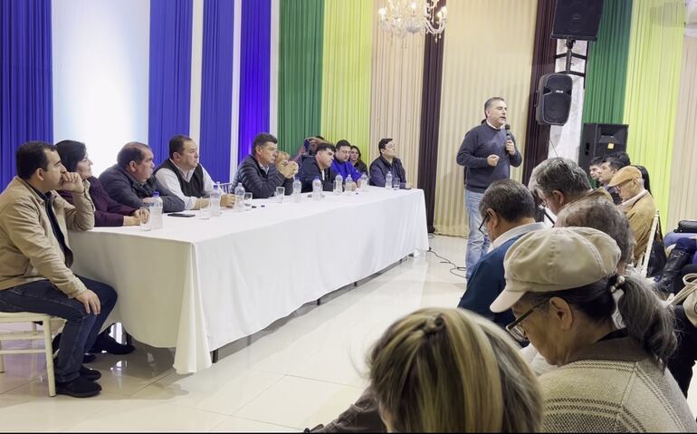 Efraín Alegre ayer en Villa Elisa con varios senadores electos.