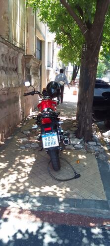 Una motocicleta obstaculiza el paso del peatón en Iturbe 878.