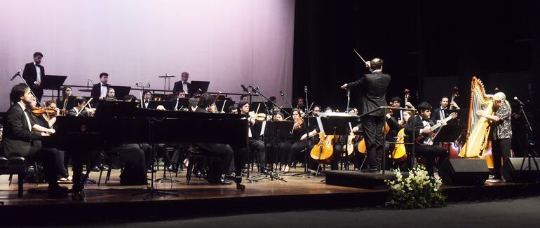 La OSN e Ismael Ledesma en un momento del concierto del viernes, que prácticamente llenó el Teatro Municipal "Ignacio A. Pane".