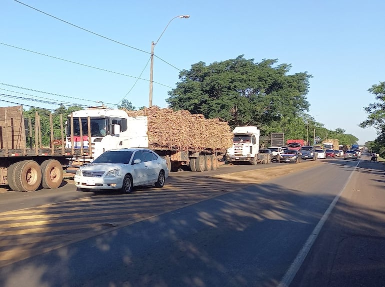 Los camiones cargados con caña de azúcar en la ruta PY02.