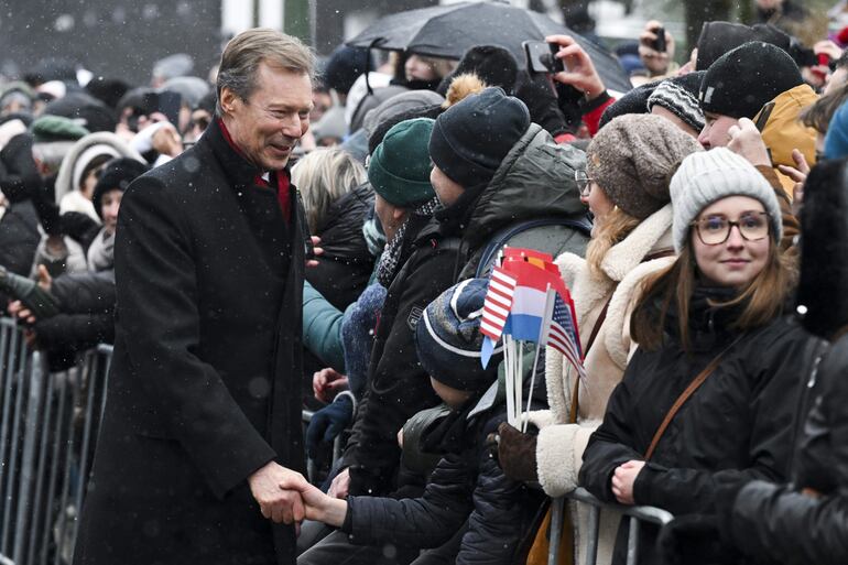 El duque Enrique de Luxemburgo se reúne con la multitud durante una ceremonia conmemorativa del 80 aniversario de la 'Batalla de las Ardenas' en Bastogne, Bélgica, el pasado 14 de diciembre.
(EFE/EPA/FREDERIC SIERAKOWSKI)
